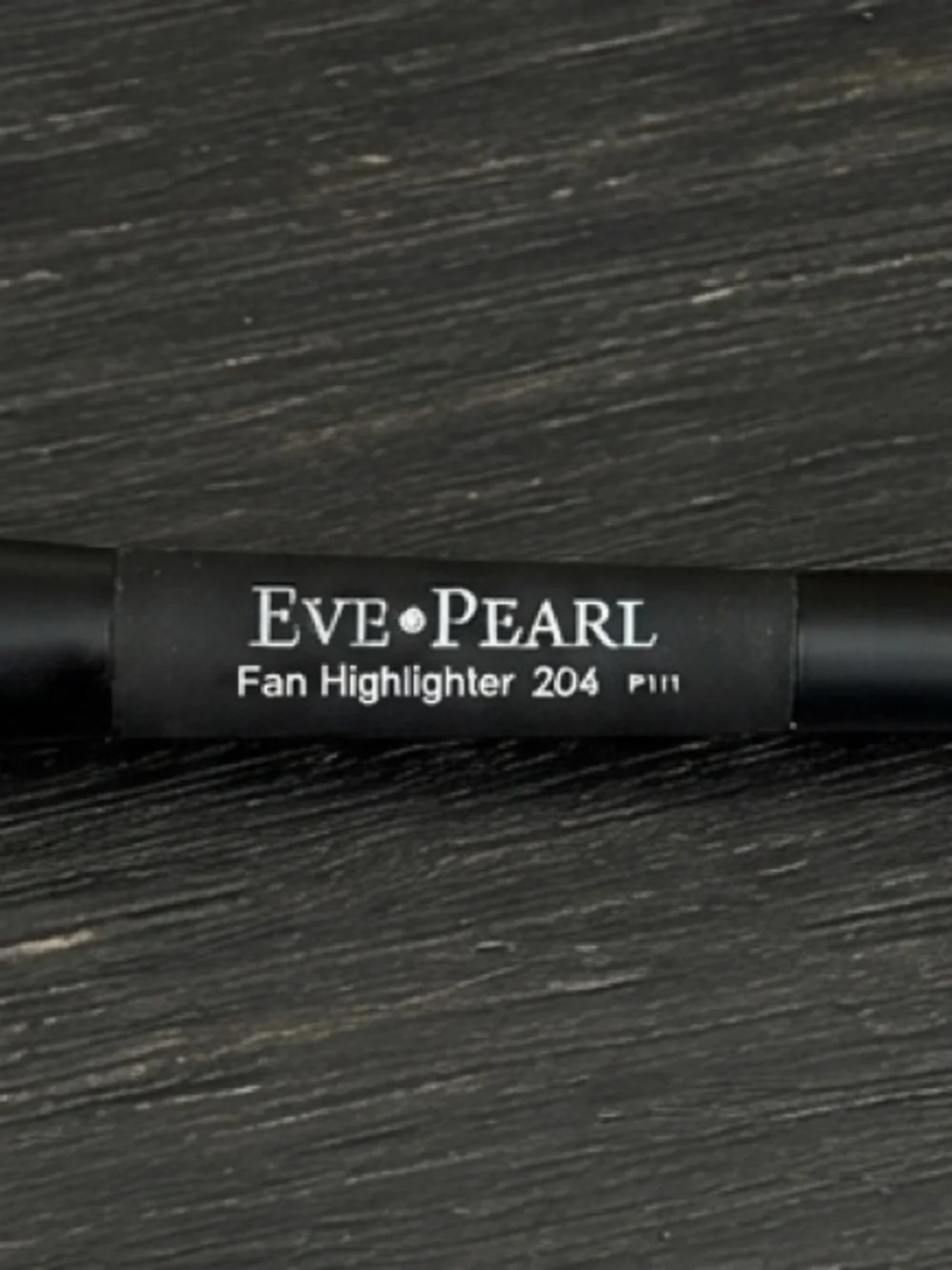 Eve Pearl Dual-Sided Fan Highlighter Brush 204 with Protective Case
